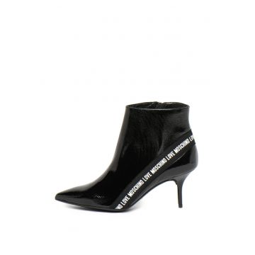Botine de piele lacuita cu varf ascutit si garnitura cu logo Botine de piele lacuita cu varf ascutit si garnitura cu logo