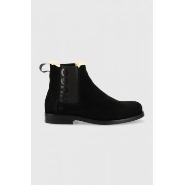 HUGO botine din piele intoarsa Noah femei, culoarea negru, cu toc plat, izolare usoara HUGO botine din piele intoarsa Noah femei, culoarea negru, cu toc plat, izolare usoara