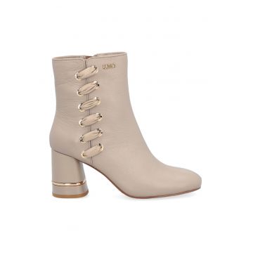 Botine de piele cu varf patrat si garnituri din material textil Botine de piele cu varf patrat si garnituri din material textil