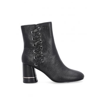Botine de piele cu varf patrat si garnituri din material textil Botine de piele cu varf patrat si garnituri din material textil
