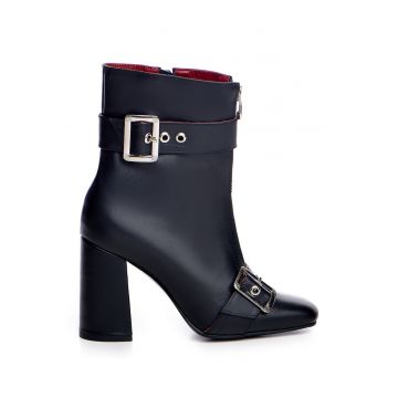 Botine din piele cu catarame decorative Botine din piele cu catarame decorative