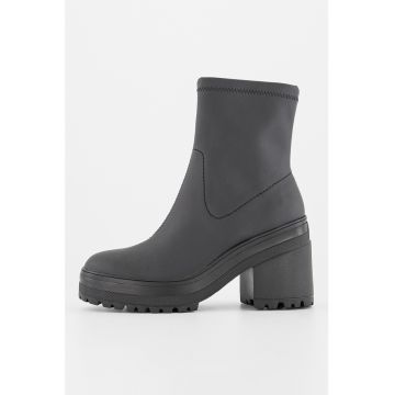 Botine din piele ecologica cu toc masiv Botine din piele ecologica cu toc masiv