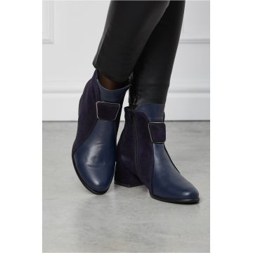 Botine Lady bleumarin din piele cu aplicatie frontala Botine Lady bleumarin din piele cu aplicatie frontala