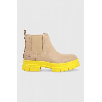 UGG botine din piele intoarsa Ashton Chelsea femei, culoarea bej, cu platforma UGG botine din piele intoarsa Ashton Chelsea femei, culoarea bej, cu platforma