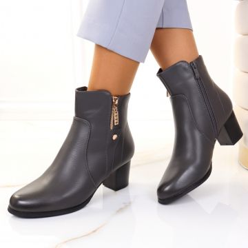 Botine cu toc patrat gri Aspasia Botine cu toc patrat gri Aspasia