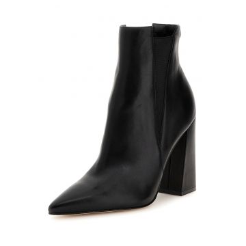 Botine cu varf ascutit si toc masiv