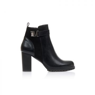 Botine negre imitație de piele cu piele întoarsă detalii și cataramă