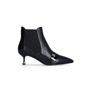 Botine Chelsea de piele cu monograma metalica