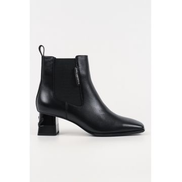 Botine din piele cu varf patrat si logo in relief pe toc