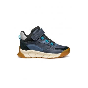 Botine cu garnituri de piele intoarsa si velcro