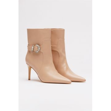 Botine beige din piele ecologica cu toc subtire si accesoriu Botine beige din piele ecologica cu toc subtire si accesoriu