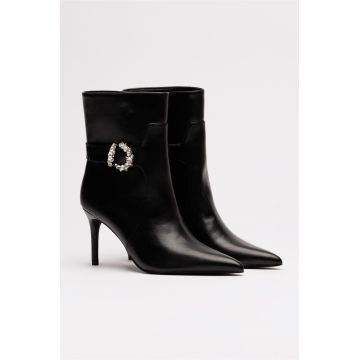 Botine negre din piele ecologica cu toc subtire si accesoriu Botine negre din piele ecologica cu toc subtire si accesoriu